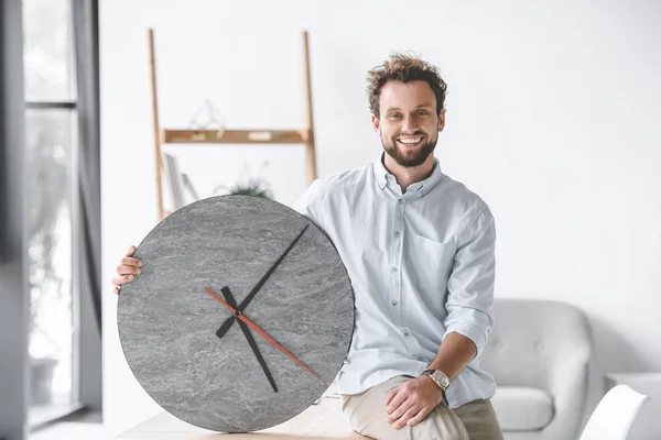 Portret Uśmiechający Się Biznesmen Duży Zegar Siedzi Stół Biurze — Zdjęcie stockowe