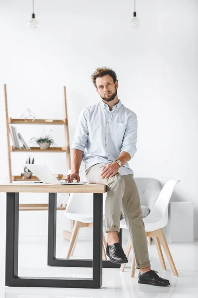 Joven Hombre Negocios Sentado Mesa Con Ordenador Portátil Oficina Moderna — Foto de stock gratuita