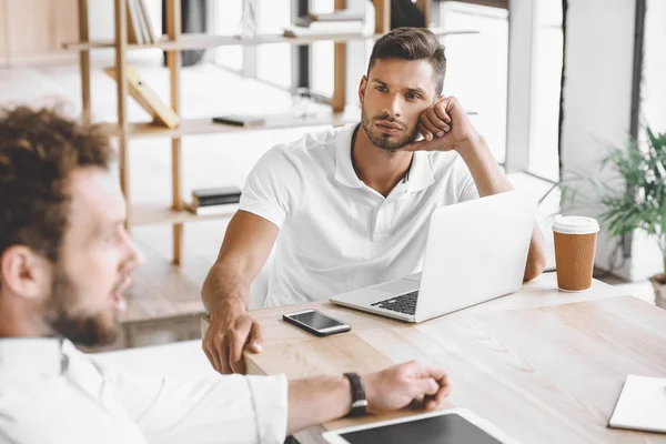 Portret Van Jonge Zakenman Met Laptop Ontmoeting Met Collega Office Rechtenvrije Stockfoto's