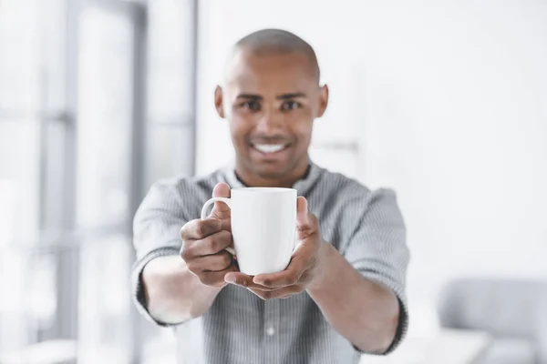 Selektiver Fokus Eines Afrikanisch Amerikanischen Geschäftsmannes Der Eine Tasse Kaffee lizenzfreie Stockbilder