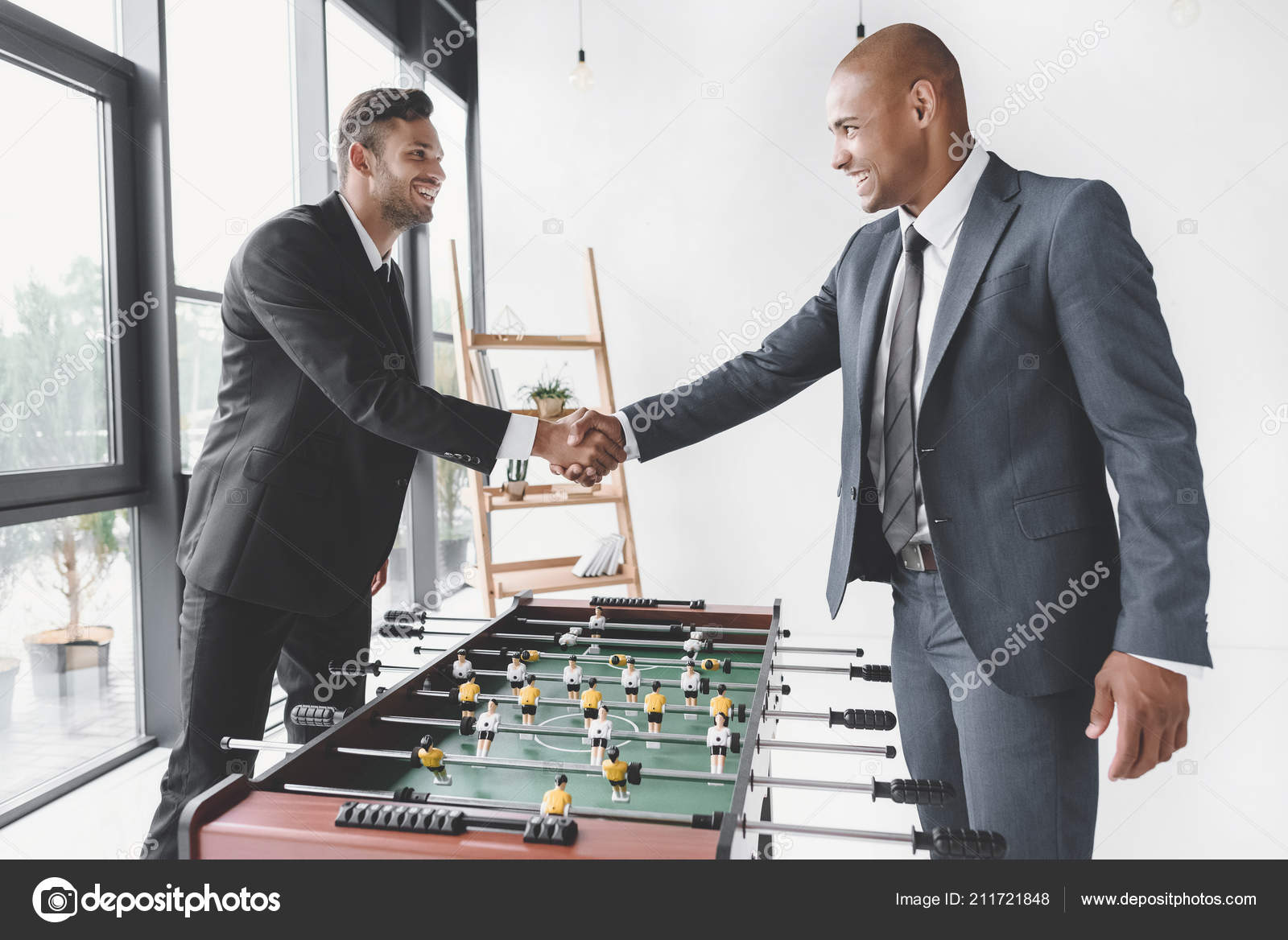 Vista Lateral Homens Negócios Sorridentes Apertando Mãos Depois Jogar  Futebol — Foto © EugeneGensyurovksy #211721848, image size:1600x1168