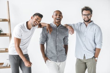ışık ofiste ayakta işadamları gülümseyen genç çok ırklı grup