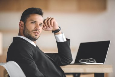 ofiste açılan dizüstü bilgisayar ile işyerinde yakışıklı işadamı portresi