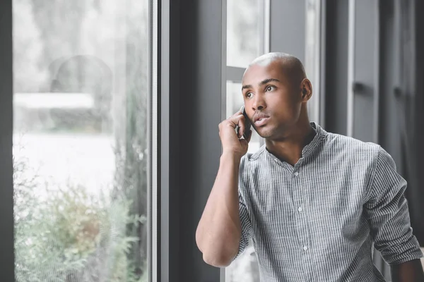 Portrait Pensive African American Businessman Talking Smartphone — Free Stock Photo