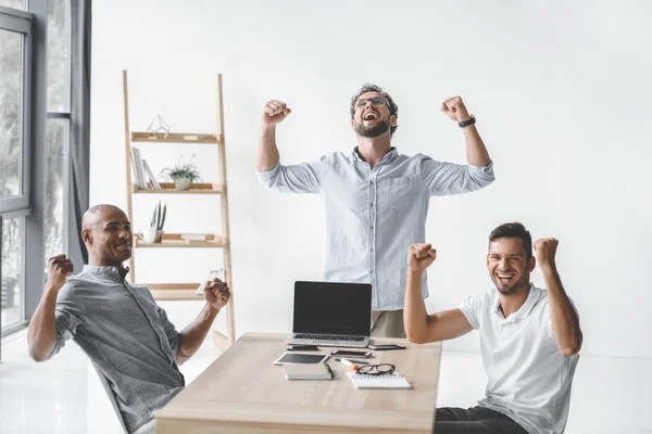 Grupo Multiétnico Jóvenes Empresarios Que Celebran Éxito Lugar Trabajo Cargo — Foto de Stock