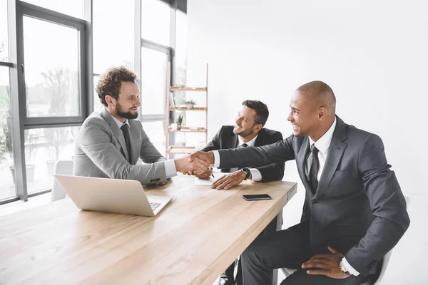 Multiethnisch Lächelnde Geschäftsleute Beim Händeschütteln Arbeitsplatz Mit Laptop — Stockfoto