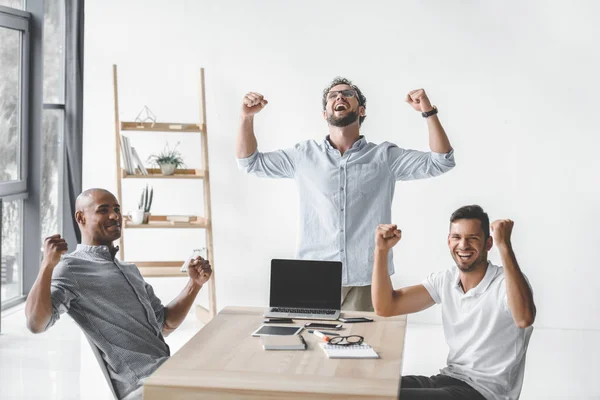 Grupo multiétnico de jovens empresários que celebra o sucesso no local de trabalho no escritório — Fotografia de Stock