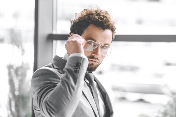Retrato de hombre de negocios con estilo de confianza en gafas y traje mirando a la cámara — Stock Photo
