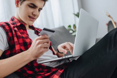 Online alışveriş dizüstü bilgisayar ve kredi kartı Evde Genç