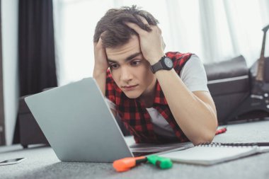 yerde yatarken süre ile dizüstü eğitim genç çocuk vurguladı