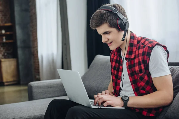 Handsome Teenager Headphones Playing Game Laptop — Stock Photo, Image