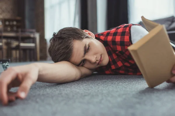 Teenager Lernt Und Liest Buch Während Auf Dem Boden Liegt — Stockfoto