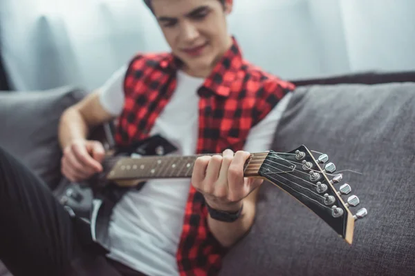 Messa Fuoco Selettiva Adolescente Suonare Chitarra Elettrica Casa — Foto Stock