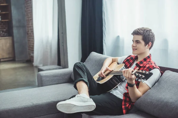 Adolescente Feliz Tocando Guitarra Acústica Sofá Casa — Fotografia de Stock