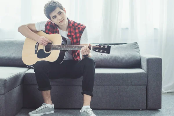 Adolescente Pensieroso Che Suona Chitarra Acustica Casa — Foto Stock