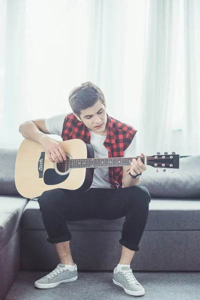 Ung Gitarrist Spelar Akustisk Gitarr Hemma — Stockfoto