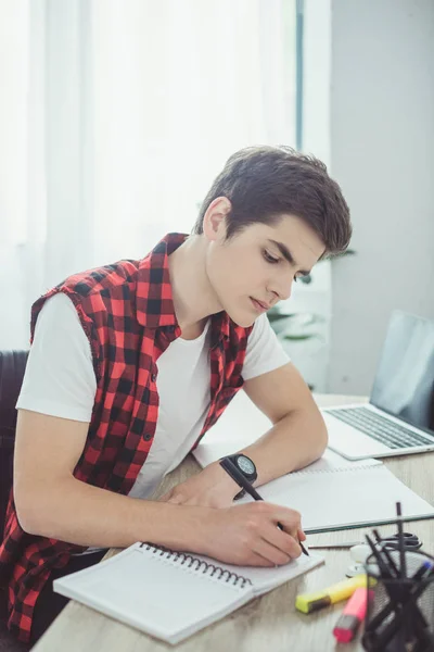 Joven Estudiante Masculino Escribiendo Tareas Mesa —  Fotos de Stock