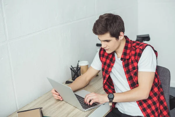 Jovem Estudante Sexo Masculino Usando Laptop Casa — Fotografia de Stock
