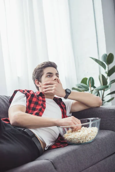 Chocado Adolescente Chico Con Palomitas Maíz Viendo Película Sofá Casa —  Fotos de Stock