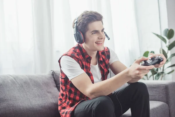 Lycklig Tonåring Med Headset Som Spelar Videospel Med Joystick Hemma — Stockfoto