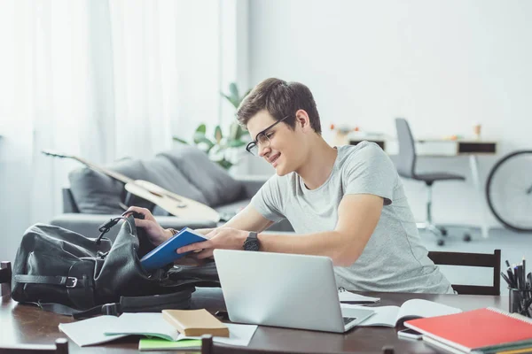 Mosolygó Férfi Diák Csinál Házi Feladatot Laptop Otthon — Stock Fotó