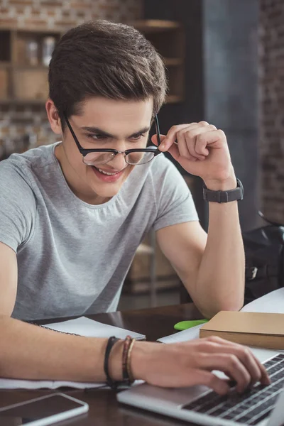 Masculino Sorrindo Estudante Óculos Usando Laptop Casa — Fotografia de Stock