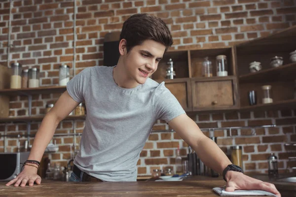 Bonito Teen Menino Limpeza Mesa Com Pano Cozinha — Fotografia de Stock