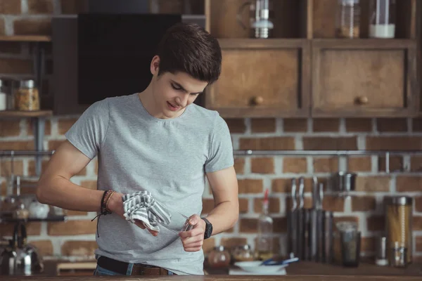 Підліток Прибирає Посуд Рушником Кухні — стокове фото