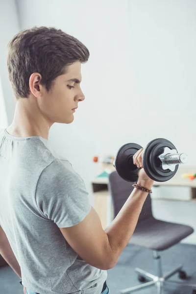 Adolescente Joven Haciendo Ejercicio Con Mancuerna Casa — Foto de Stock