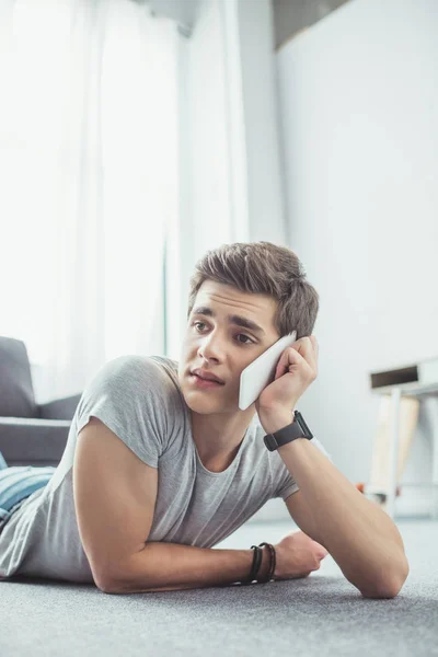 Bonito Masculino Adolescente Falando Smartphone Enquanto Deitado Chão — Fotografia de Stock