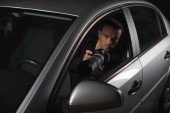 Paparazzi überwachen ihn mit Objektglas aus seinem Auto 