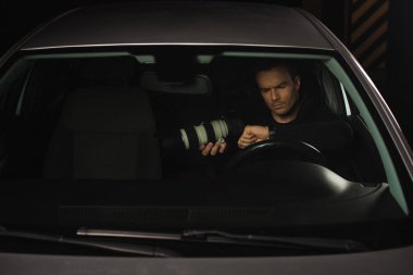 gözetim kamera ve kol saati arabada bakarak yapıyor paparazzi 
