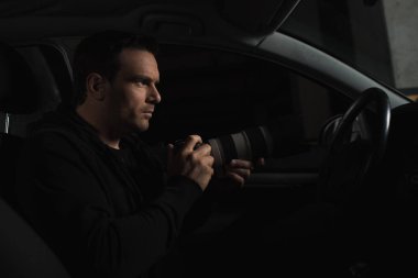 Erkek paparazzi arabasından lens ile fotoğraf makinesi tarafından casusluk yan görünüm 