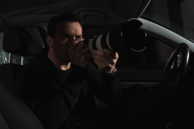 Erkek paparazzi gözetim kamera tarafından arabasından yapıyor. 