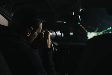 arkadan görünüşü gözetim kamera ile nesne camı arabasından yapan odaklı erkek