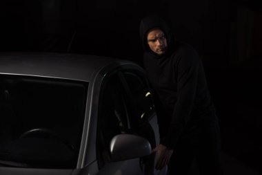 siyah hoodie otomobil izinsiz erkek hırsız odaklı 