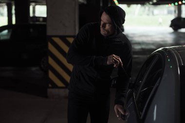 siyah hoodie picklock arabayla izinsiz dikkatli erkek hırsız 