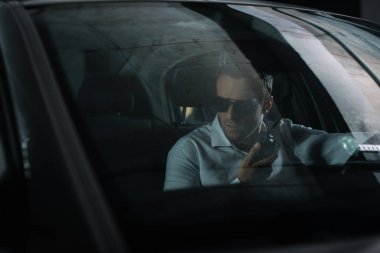 walkie talkie kullanarak ve arabadan casusluk erkek gizli ajan