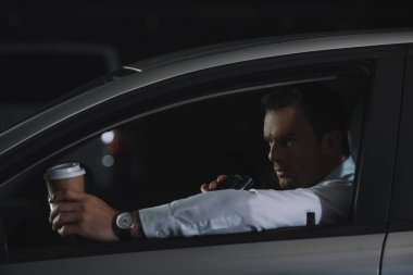 Kağıt bardak kahve arabaya walkie talkie kullanarak ile erkek gizli ajan 