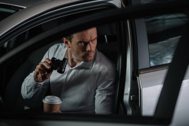 Gözetleme dürbünü tarafından yapıyor ve ca kahve içme konsantre gizli erkek Ajan