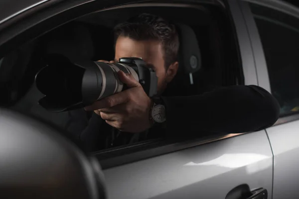 Paparazzi Fazendo Vigilância Por Câmera Com Lente Seu Carro — Fotografia de Stock