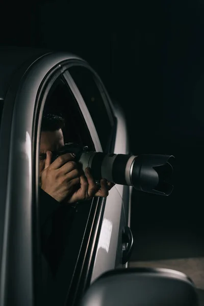 Concentrated Male Paparazzi Spying Camera Lens His Car — Free Stock Photo