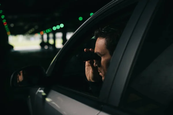 男性狗仔队做监视从汽车望远镜 — 免费的图库照片