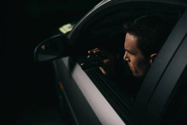 Side View Male Paparazzi Doing Surveillance Binoculars Car — Stock Photo, Image