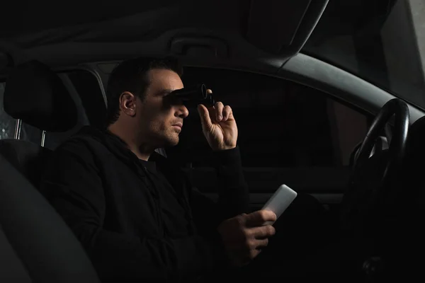 Male Paparazzi Smartphone Hand Doing Surveillance Binoculars Car — Stock Photo, Image