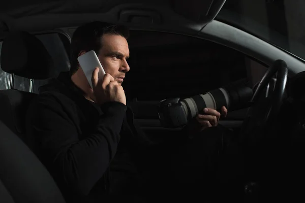 Male Private Detceitve Talking Smartphone Doing Surveillance Camera His Car — Free Stock Photo
