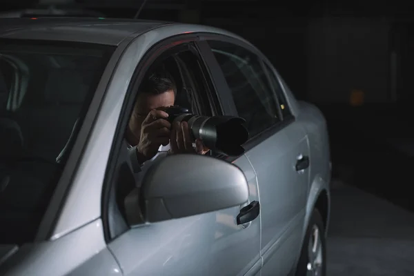 Agente Masculino Disfarçado Fazendo Vigilância Por Câmera Carro — Fotografia de Stock Grátis