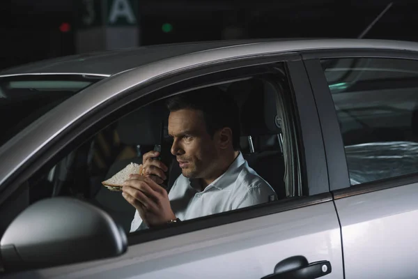 Masculino Privado Detetive Tendo Almoço Usando Talkie Walkie Carro — Fotografia de Stock