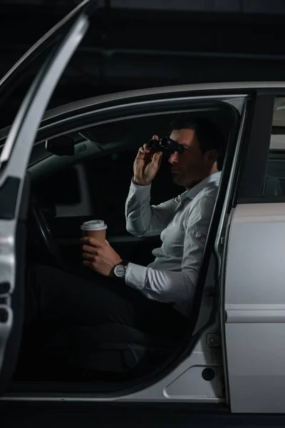 Agente Masculino Disfarçado Espionagem Por Binóculos Beber Café Carro — Fotografia de Stock Grátis