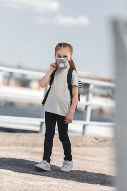 çocuk okula köprüde, hava kirliliği kavram yürümeye koruyucu maske